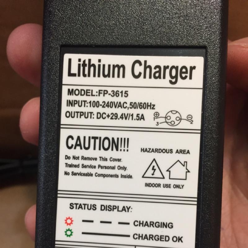 電動滑板專用充電器 有25.2V , 29.4v 和 42V 三種規格 請確認電壓再購買 圖片 1